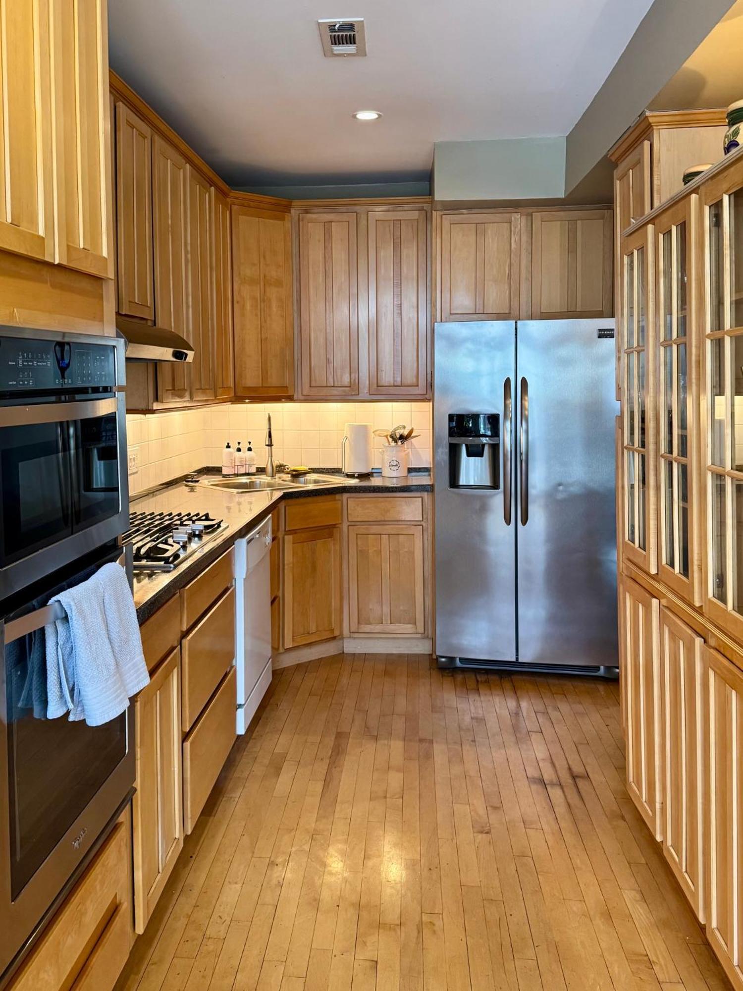 3 Bedroom Spacious Home In Ideal Location W Free Parking Back Yard Pets Welcome Chicago Kültér fotó