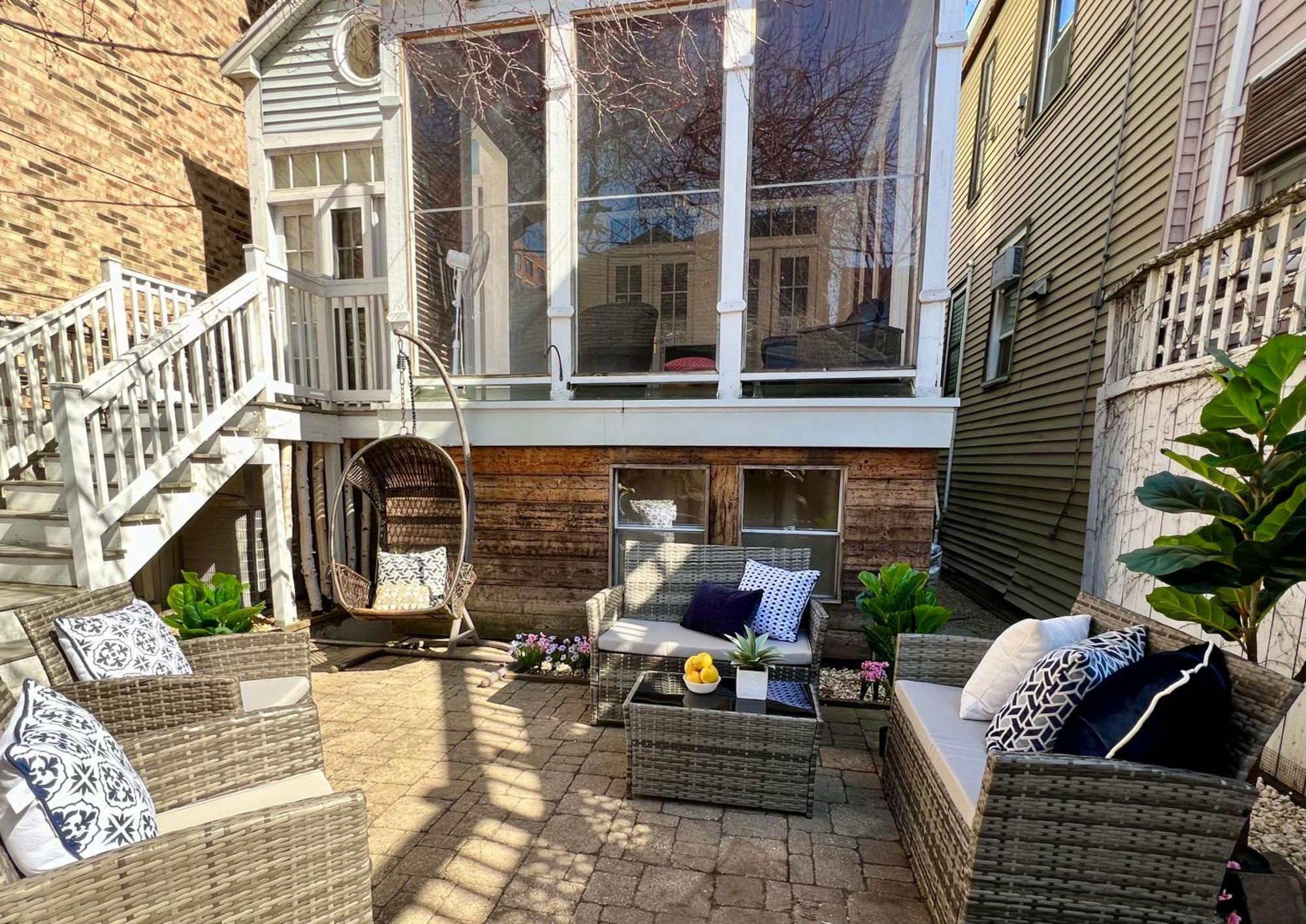 3 Bedroom Spacious Home In Ideal Location W Free Parking Back Yard Pets Welcome Chicago Kültér fotó
