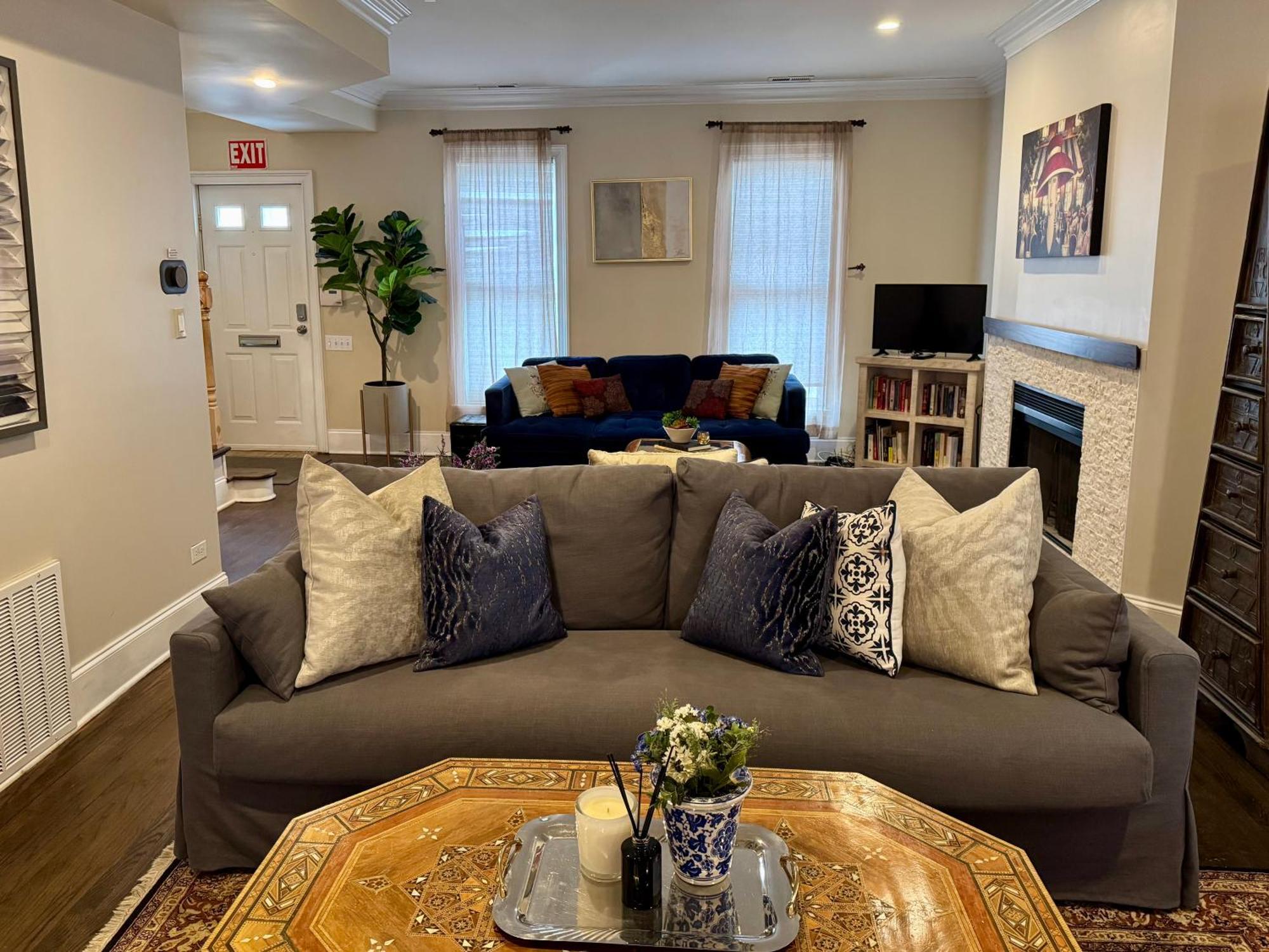 3 Bedroom Spacious Home In Ideal Location W Free Parking Back Yard Pets Welcome Chicago Kültér fotó