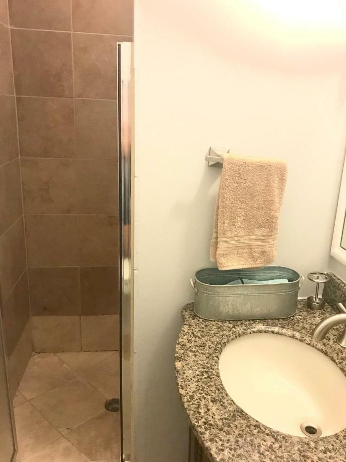 3 Bedroom Spacious Home In Ideal Location W Free Parking Back Yard Pets Welcome Chicago Kültér fotó